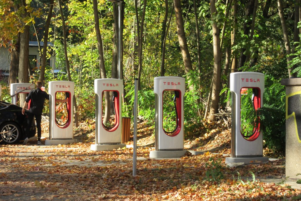 Tesla & Co.: Pioniere der Elektromobilität – und beim Rohstoffbezug Vorbilder für Nachhaltigkeit?