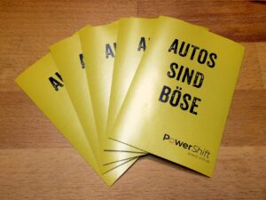“Autos sind böse” – Sticker Berliner Straßen für alle!