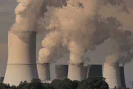 Tours de refroidissement fumantes d'une centrale au charbon