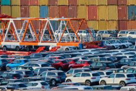 Voitures et conteneurs dans le port d'exportation