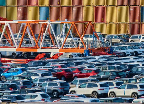 Autos und Container im Exporthafen