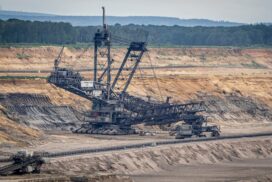 Une excavatrice dans une mine à ciel ouvert