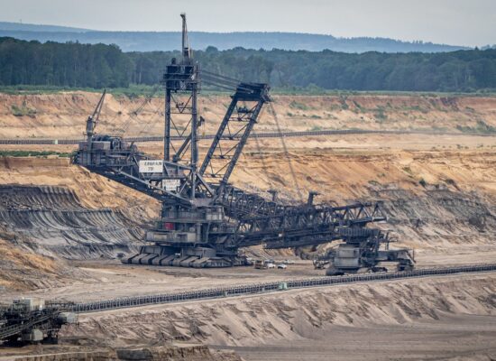 Ein Bagger im Tagebau
