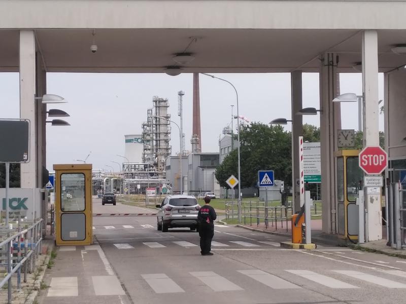 Blick auf das Eingangstor der PCK Schwedt