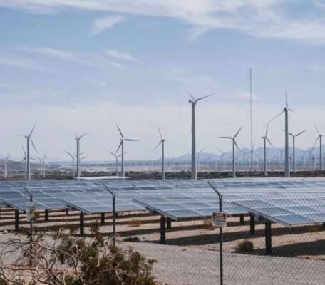 Éoliennes devant les installations photovoltaïques