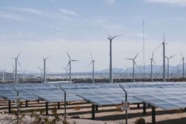 éoliennes devant des installations photovoltaïques.