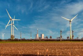 Éoliennes sur le terrain devant des installations industrielles