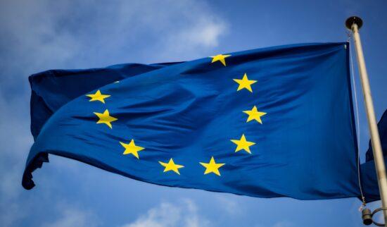 Drapeau de l'UE devant le ciel