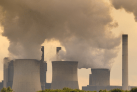 Cheminée fumante d'une centrale électrique