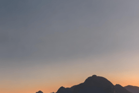 Montagnes avant un lever de soleil.