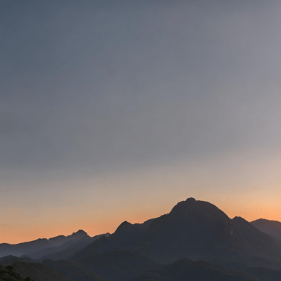 Berge vor einem Sonnenaufgang.