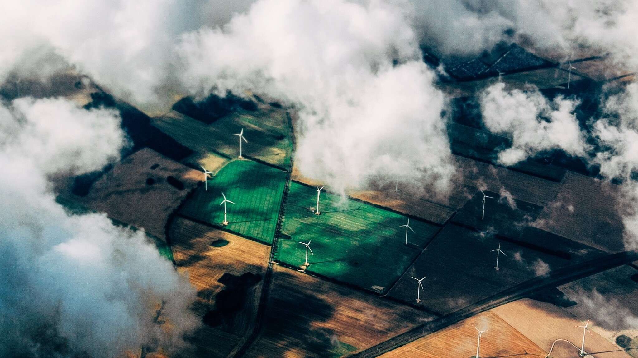 Blick auf Felder mit Windrädern