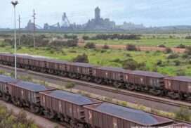 Train de marchandises devant la mine en arrière-plan