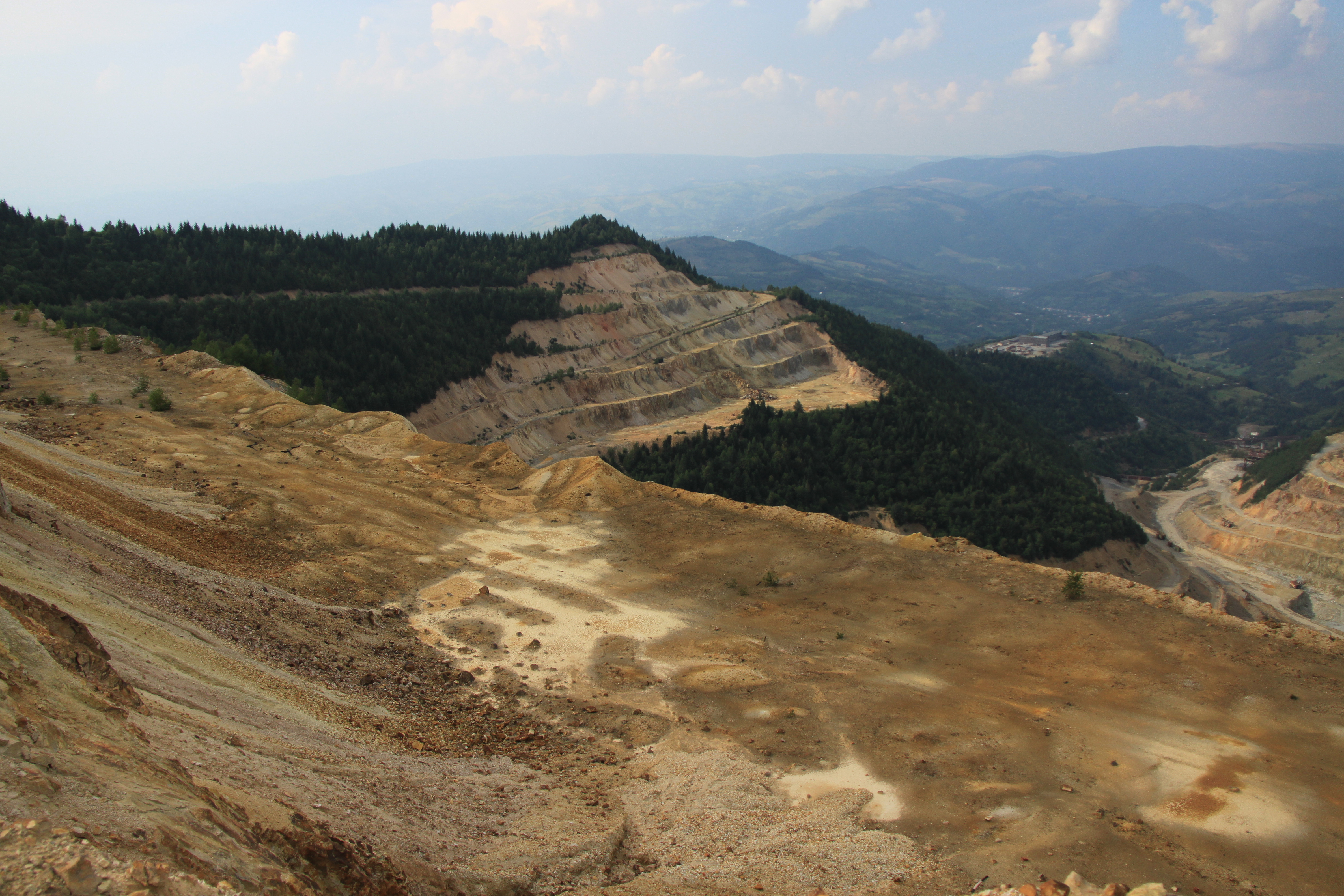 Bild einer offenen Mine in Roşia Montană, Rumänien