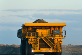 Un véhicule Bauminen se trouve devant une mine.