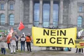 Demonstrant*innen mit eine Schild "Nein zu CETA"