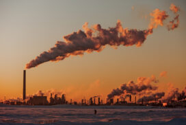 Raffinerie de sable bitumineux dans le nord de l'Alberta, Canada