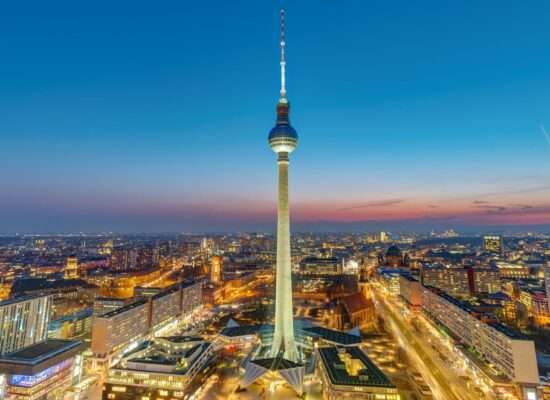 Berliner Fernsehturm vor Skyline