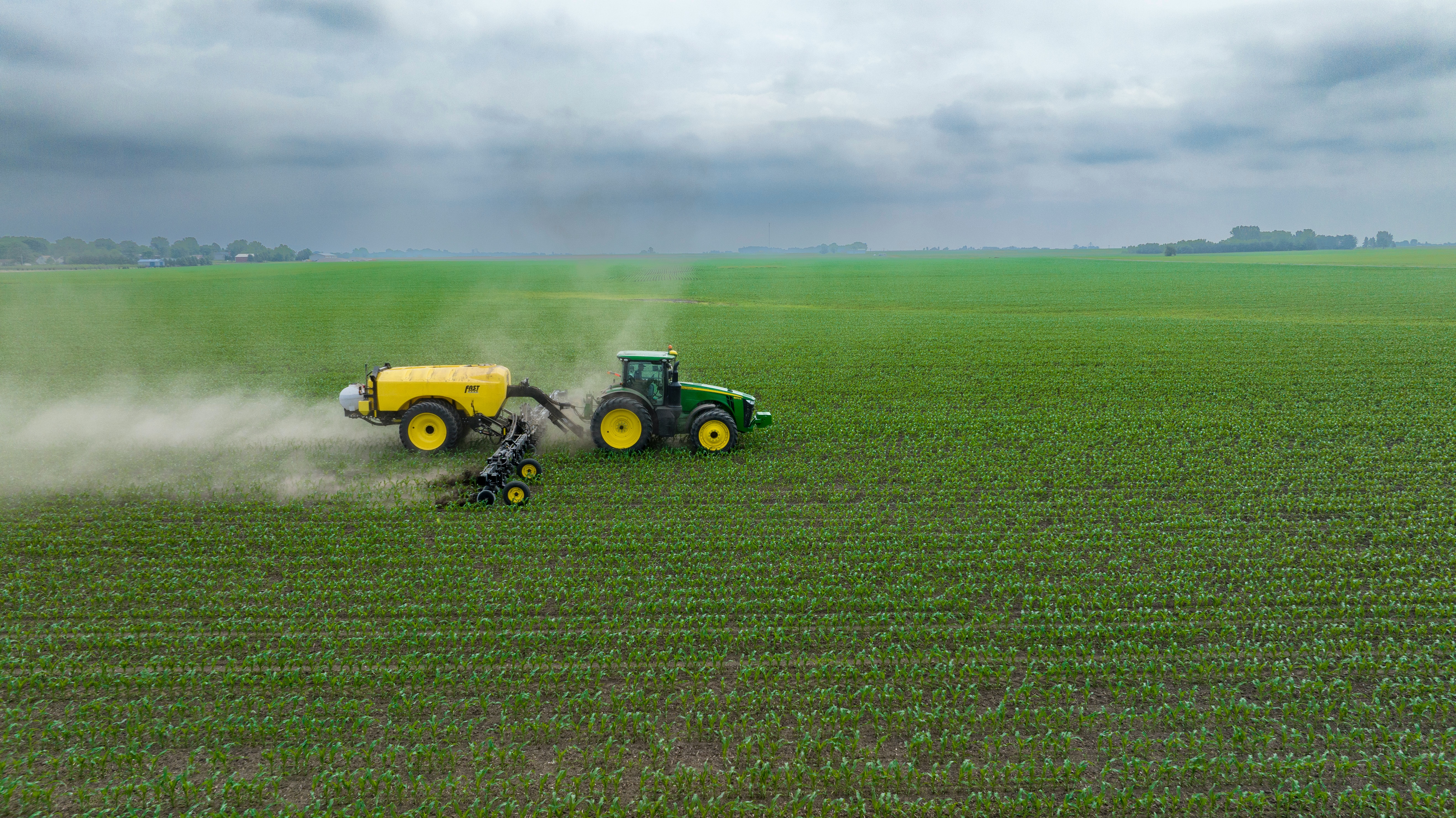 Traktor besprüht ein Feld