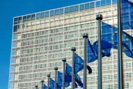 Drapeaux de l'UE devant le Parlement européen.