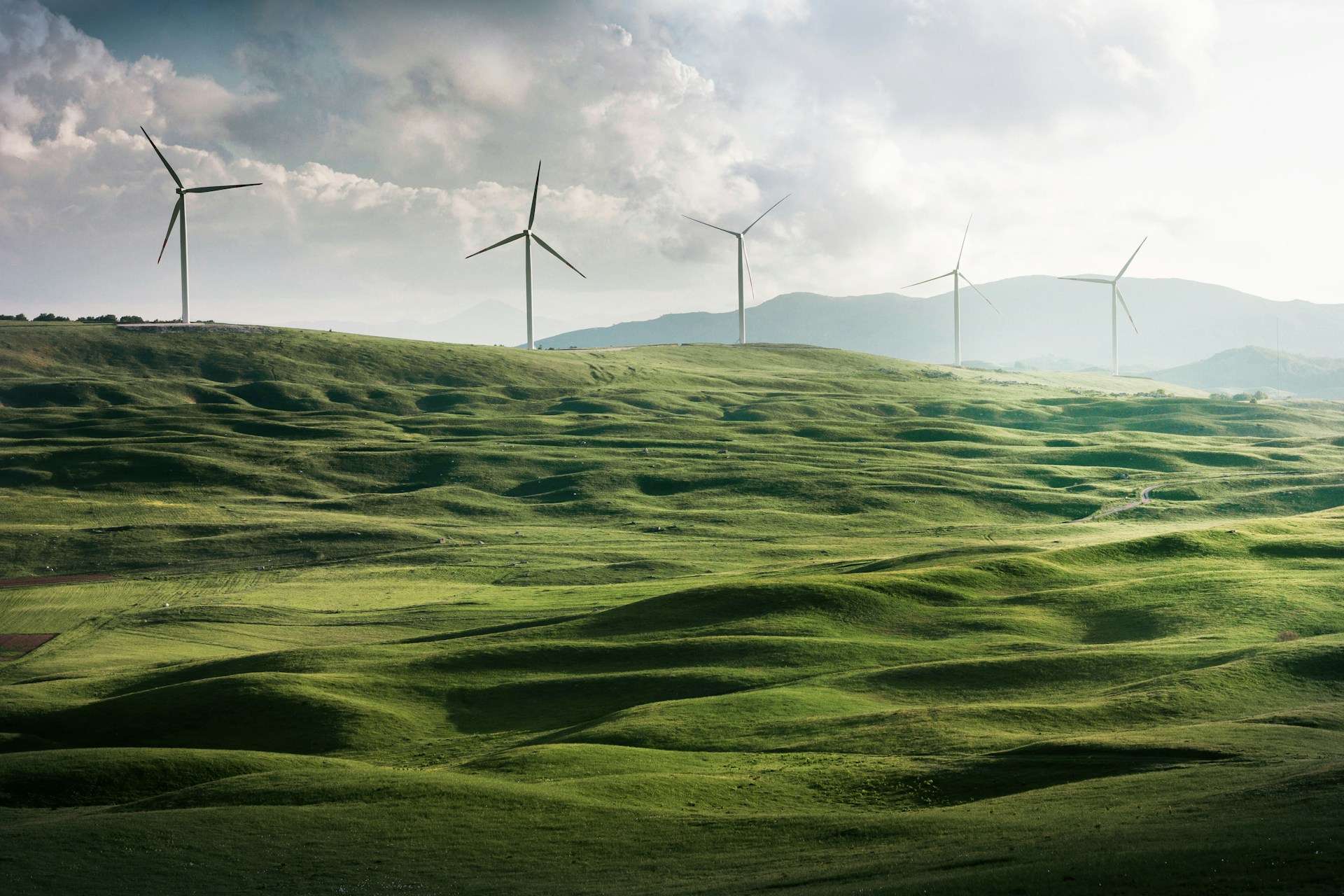 Landschaft mit Windrädern