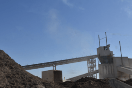Une machine extrait des matières premières dans une mine.