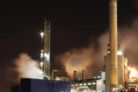 Une raffinerie de pétrole dans le ciel nocturne.