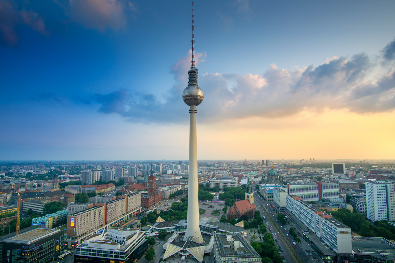 Berliner Fernsehturm vor Stadtpanorama