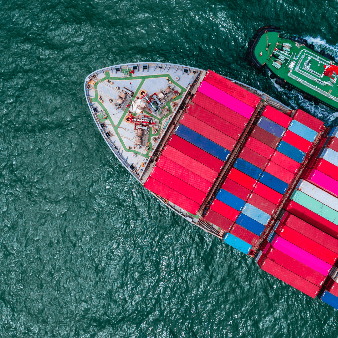 Barco portacontenedores visto desde la vista de un pájaro