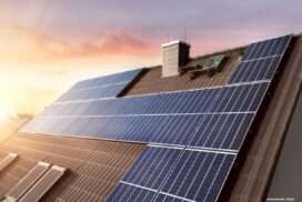 Panneaux solaires sur le toit de la maison