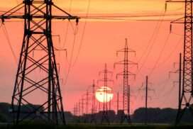 Strommasten vor Sonnenuntergang