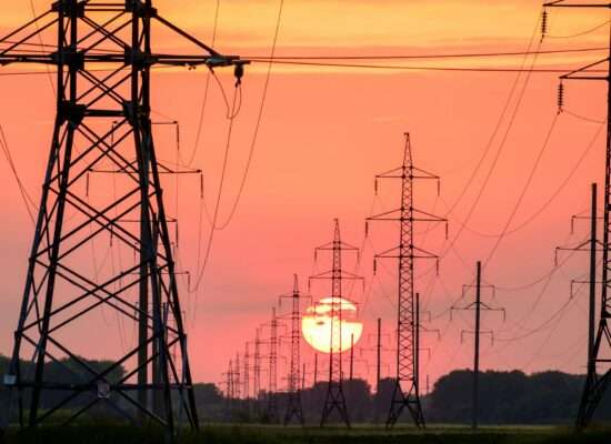 Strommasten vor Sonnenuntergang
