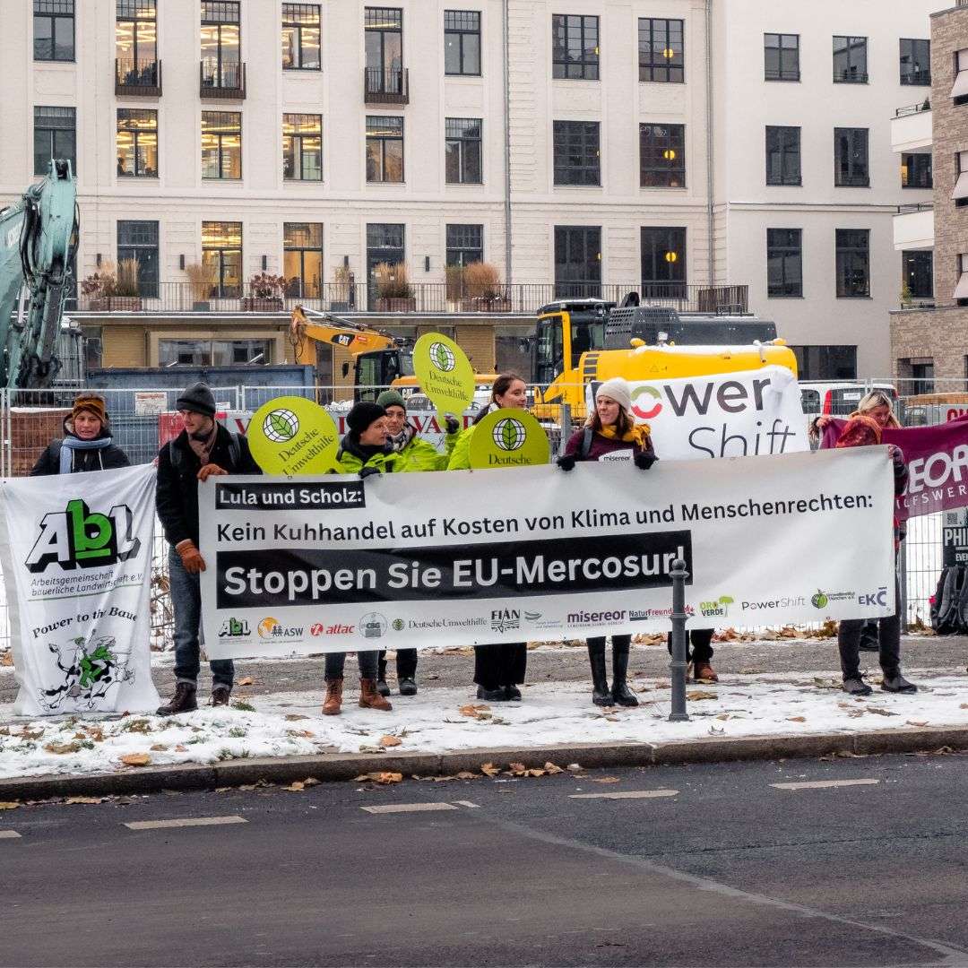 Menschen protestieren gegen das EU-Mercosur Abkommen.