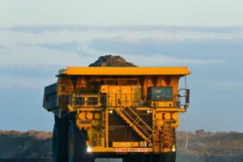 Ein Bergbaugerät steht in einer Mine