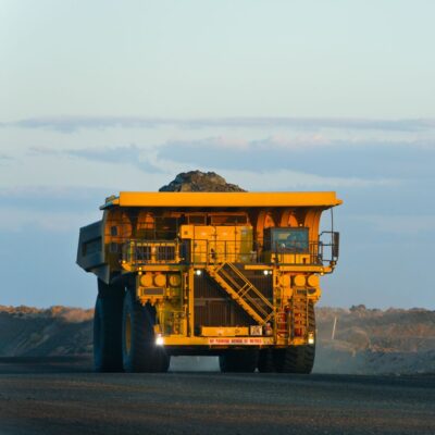 Ein Bergbaugerät steht in einer Mine