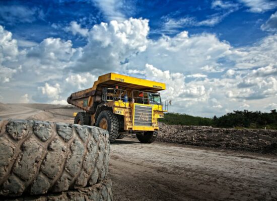Lastwagen in Miene in Indonesien